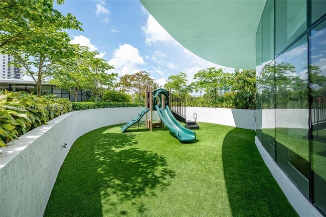 Building Photo - 700 NE 24th St