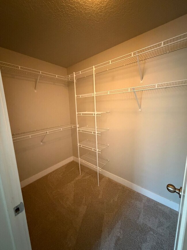 Building Photo - Spacious 6-Bedroom Home for Rent in Lehi
