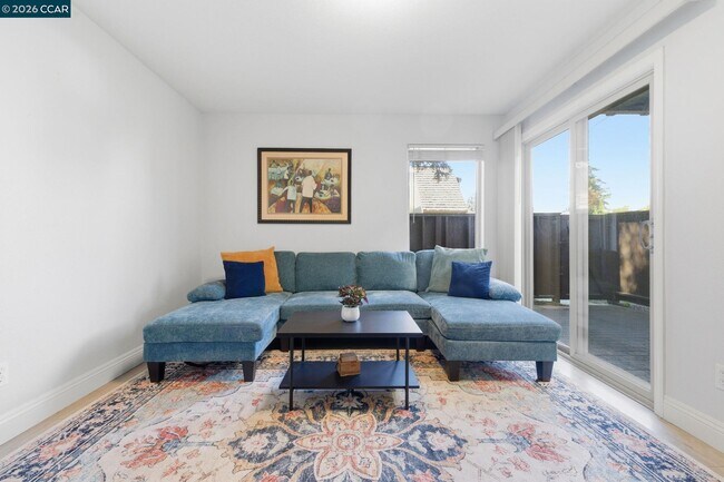 Building Photo - 102 Luna Grande Cir