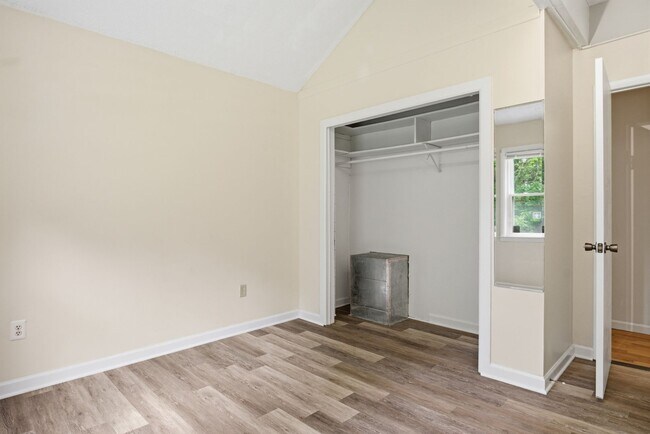Building Photo - Spacious 4-Bedroom Pet Friendly Home in a Peaceful Rural Setting