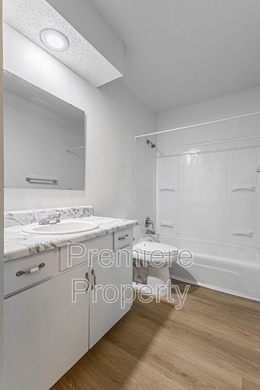 Building Photo - 224 E Hargis St