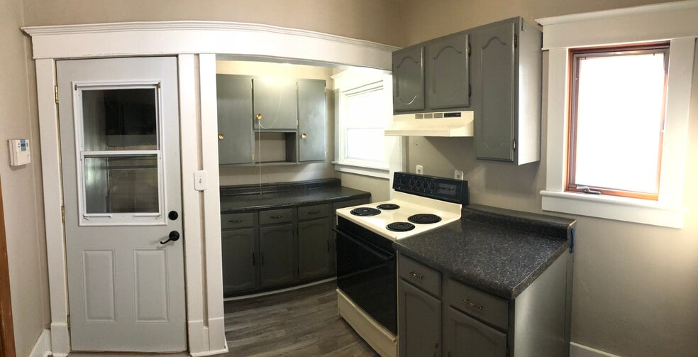 Kitchen - 213 Moir St