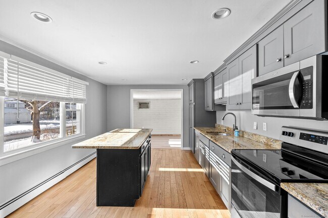 Building Photo - 8 Kings Rd