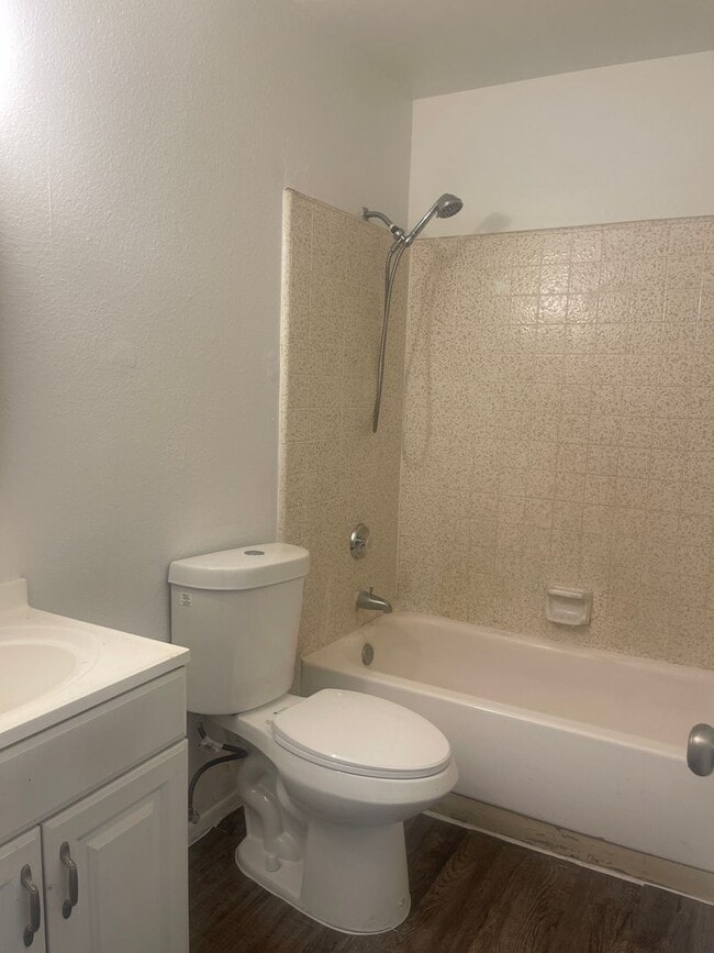 Building Photo - 48th St and Broadway,Single story 2 bed, 1...