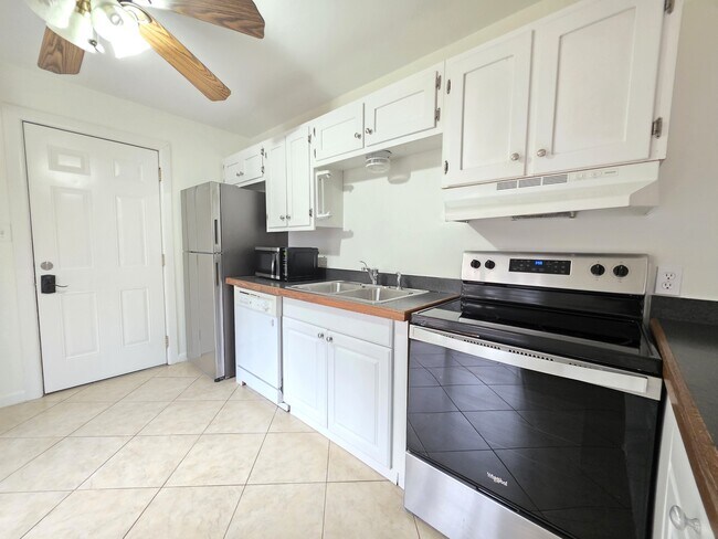 Building Photo - 13 Sailors Way