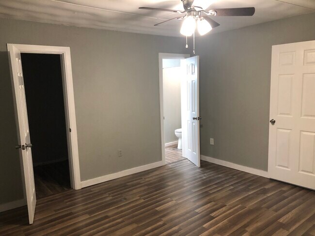 Building Photo - 402 E Walnut St