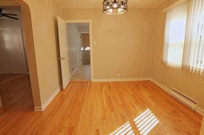 Building Photo - 5047 S Leclaire Ave