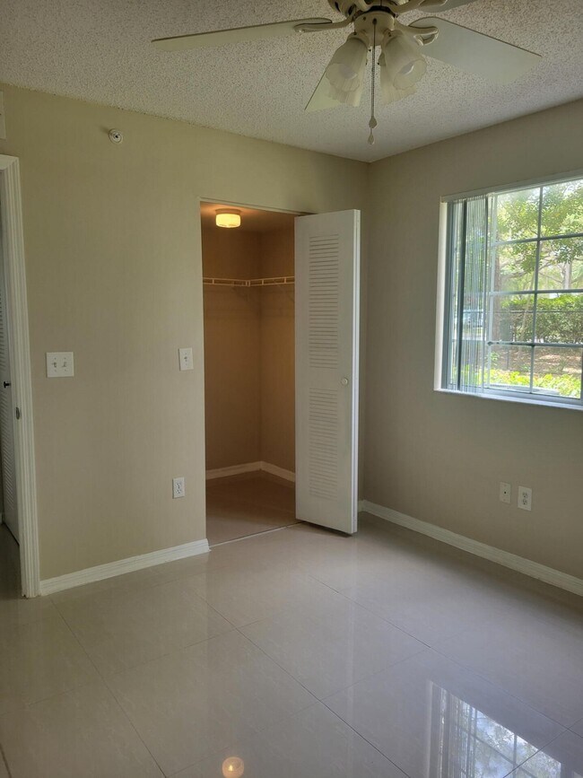 Building Photo - 1400 Crestwood Ct S