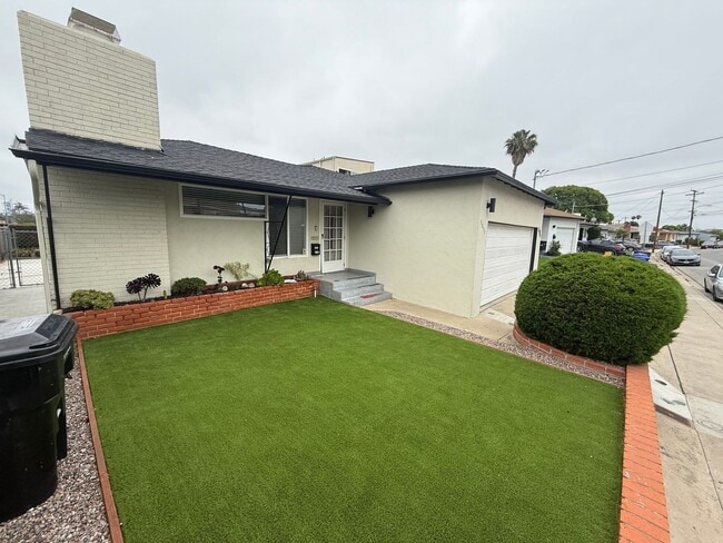 Building Photo - Renovated in 2023!! 4BD/2BA; Quick Walk to Campus (Lease out, pending signatures. Check back in a...