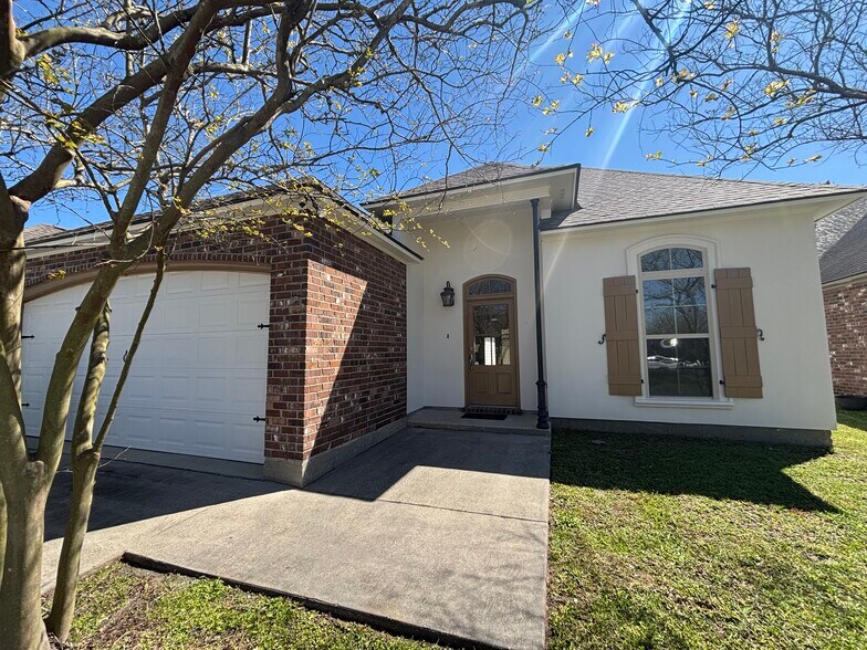 Building Photo - 7047 Sweetspire Dr