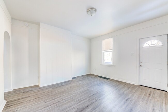 Building Photo - AVAILABLE MAY 2024 - Recently Renovated 2 ...
