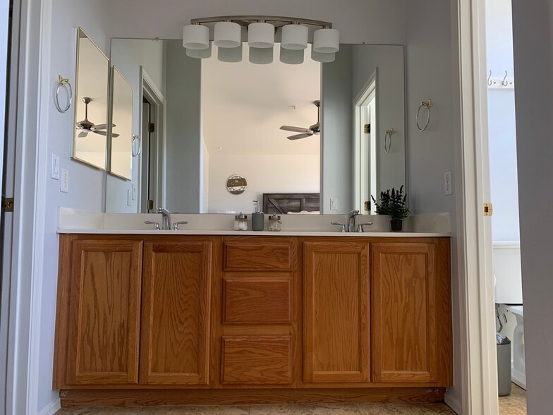 Building Photo - 10317 E Penstamin Dr