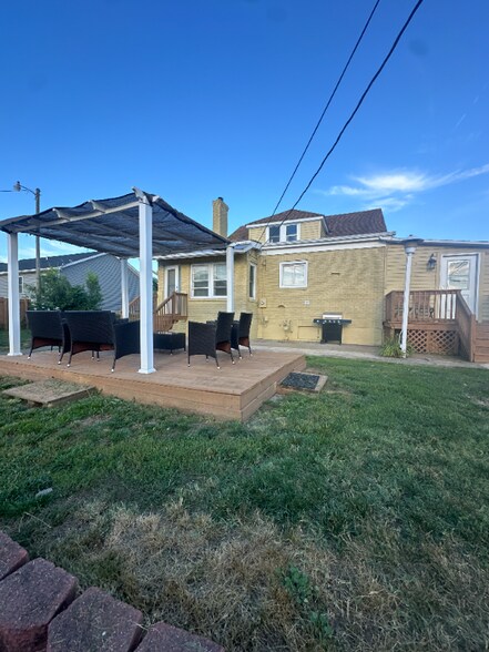 Building Photo - 303 N Delphine Ave