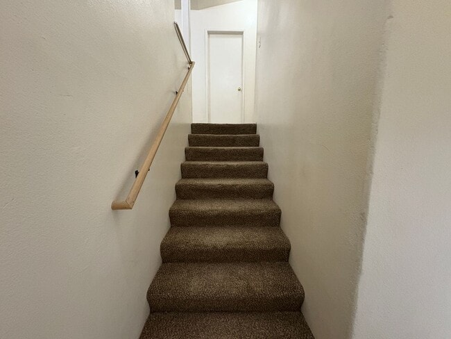 Building Photo - CHECK OUT THIS COZY 3 BEDROOM, 2.5 BATH TO...