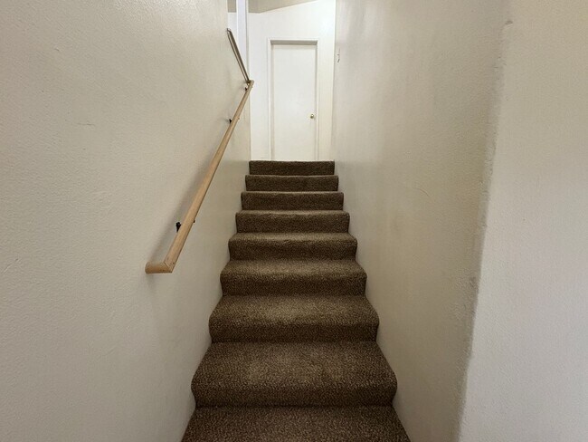 Building Photo - CHECK OUT THIS COZY 3 BEDROOM, 2.5 BATH TOWNHOME ON A CORNER LOT IN MOUNTAINVIEW NEIGHBORHOOD