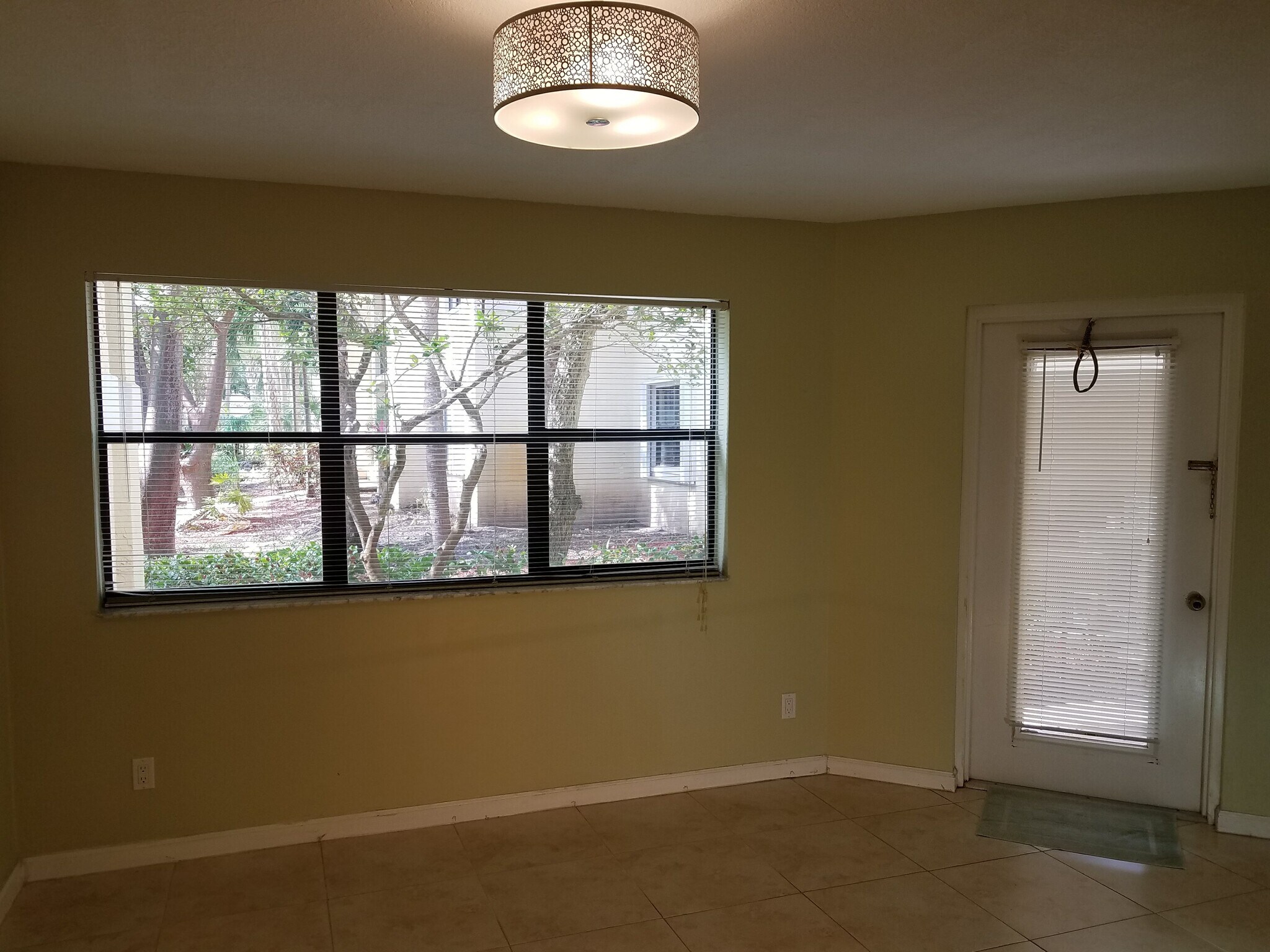 Living room is nicely laid out. There are mini-blinds that can be closed for privacy. - 550 S Park Rd
