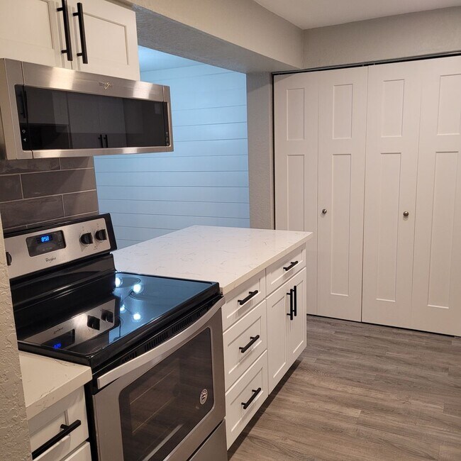Building Photo - Beautiful 2 Bedroom Condo in Redmond