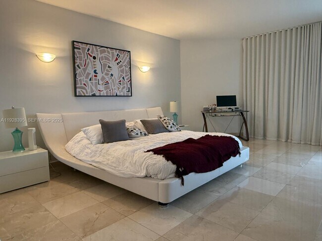 Building Photo - 21150 Point Pl