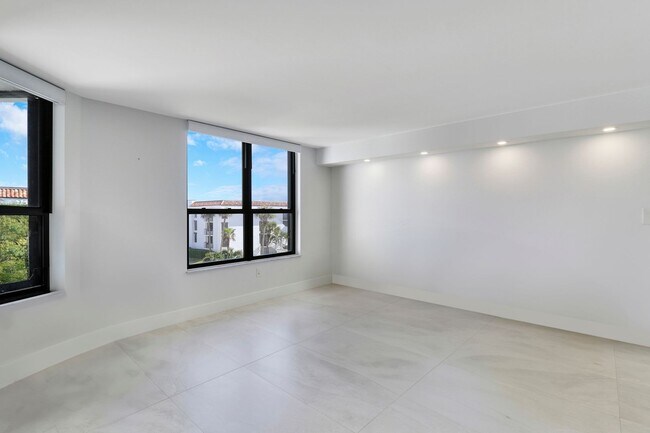 Building Photo - Beautiful 3 Bedroom 3 Bath Condo On North ...