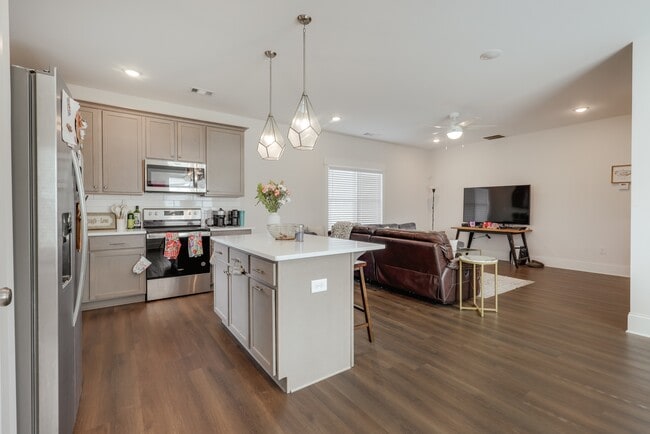 Building Photo - 372 Arch St