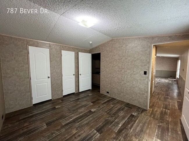 Building Photo - 787 N Bever Dr