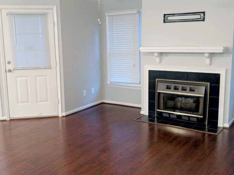 Living Room - 122 W Victoria Ct