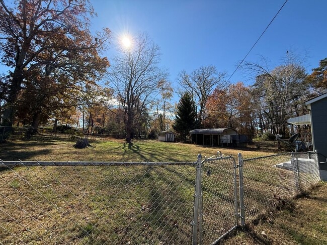 Building Photo - Charming 2 Bedroom Home With Spacious Yard!