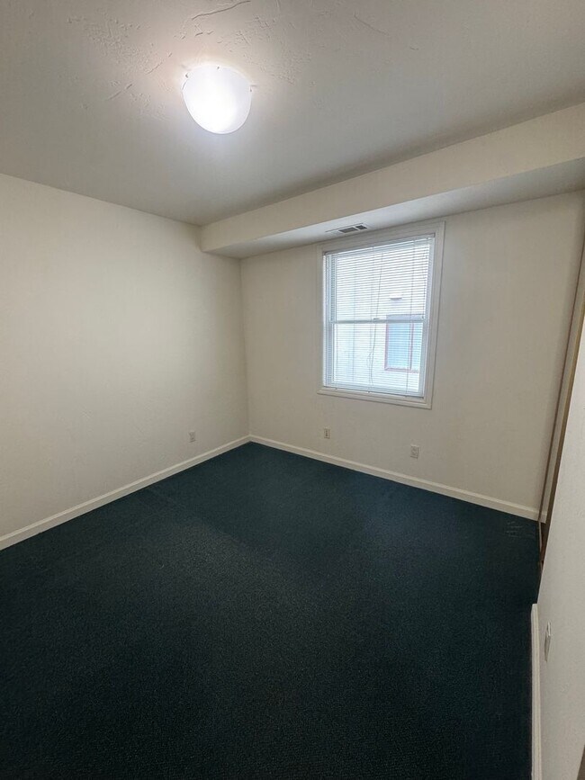 Building Photo - ***REDUCED SECURITY DEPOSIT*** Cottage style  5 bedroom apartment 3 1/2 blocks from campus