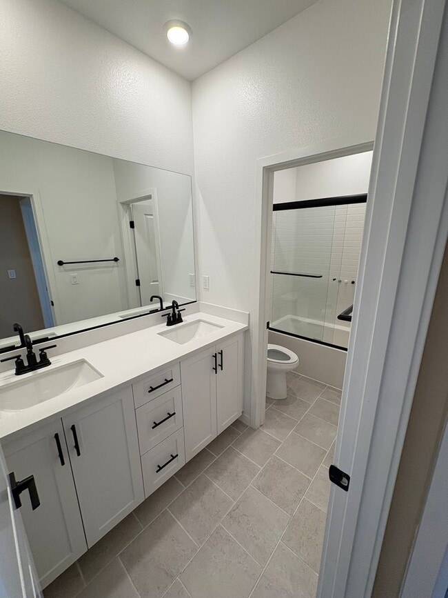 Building Photo - Beautiful Home Bedford Community!