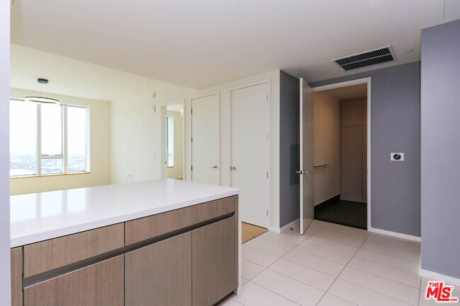 Building Photo - 889 Francisco St