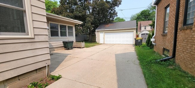 Building Photo - 2626 N 73rd St