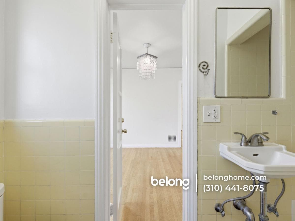 Building Photo - 10537 Rochester Ave