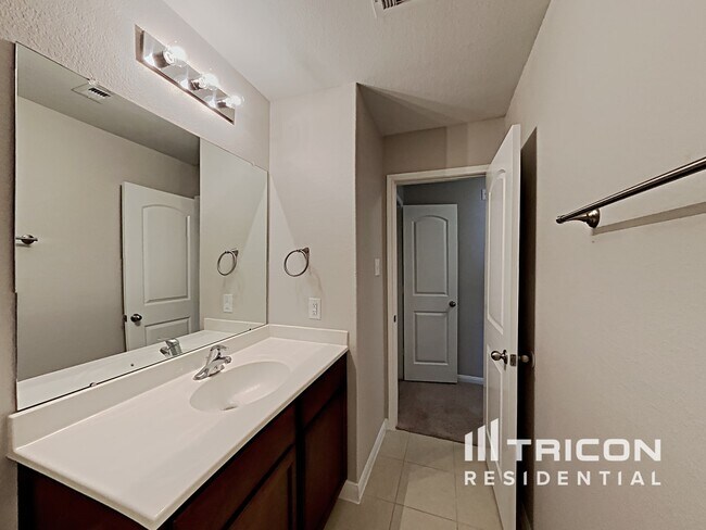 Building Photo - 10930 Hillside Creek Dr