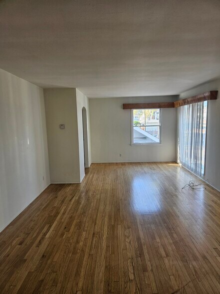 living room - 1204 Bonnie Brae St