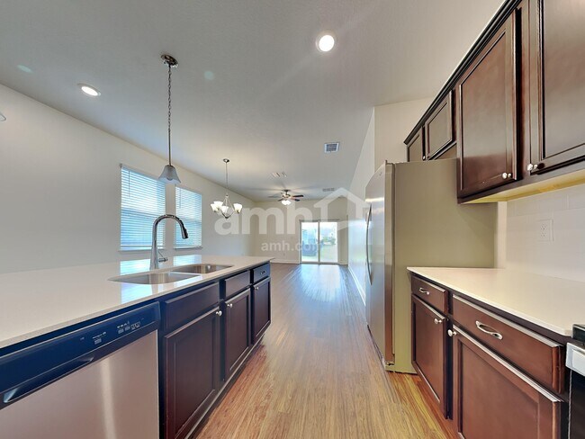 Building Photo - 1020 Island Pond Dr