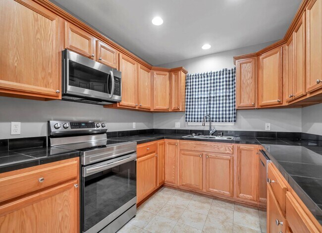 Building Photo - Charming East Navarre Home