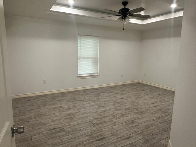 Building Photo - 806 Old Angleton Rd