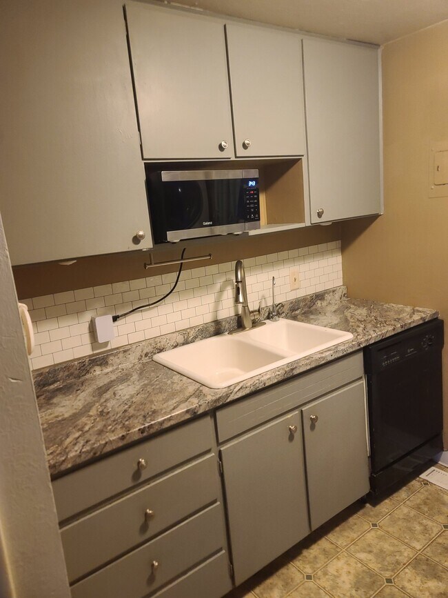 Building Photo - 1104 Castlerock Dr