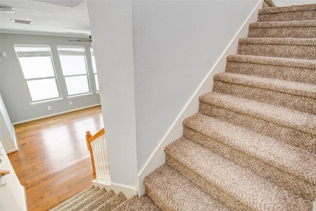 Building Photo - 16110 Limestone Lake Dr