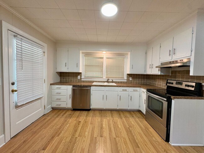 Building Photo - Adorable 2 Bedroom Home in the Heart of Nashville!