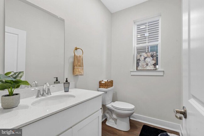 Building Photo - 204B Dock St