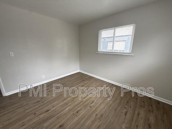 Building Photo - 7701 W Hampton Ave