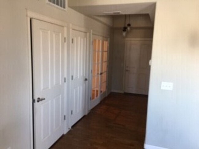 Building Photo - Stunning Clocktower Penthouse Condo with mountain views!