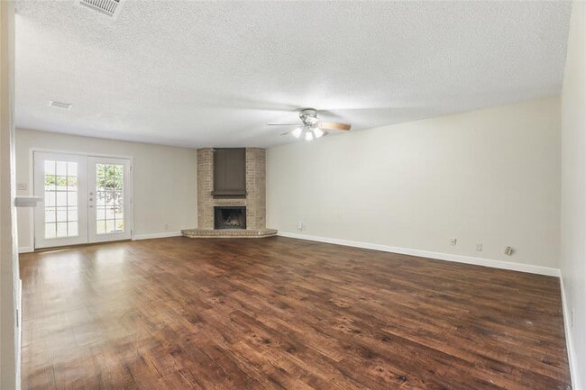 Building Photo - 10503 School House Ln
