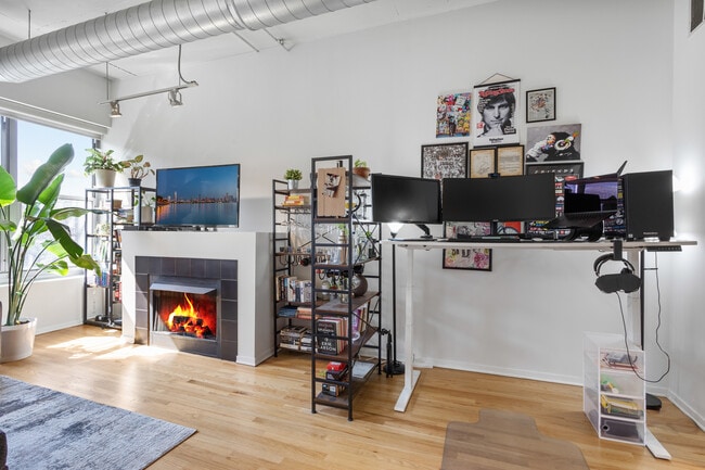 Building Photo - 933 W Van Buren St