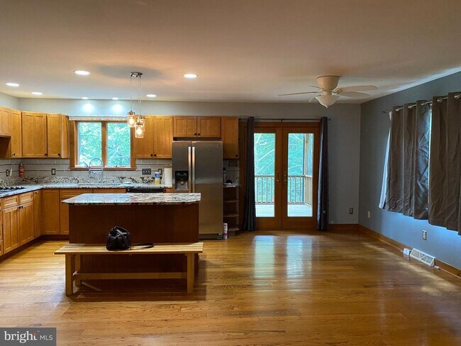 Building Photo - 1909 Back Mountain Rd