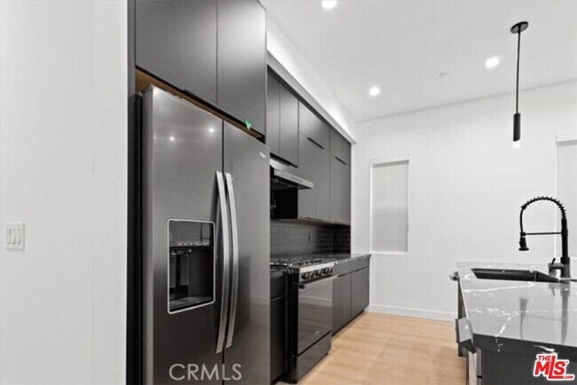 Building Photo - 1525 S Carmelina Ave