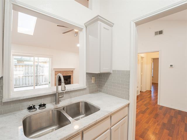 Building Photo - 513 Essex Pl