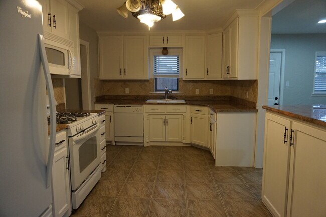 Building Photo - 2817 Wayside Ave