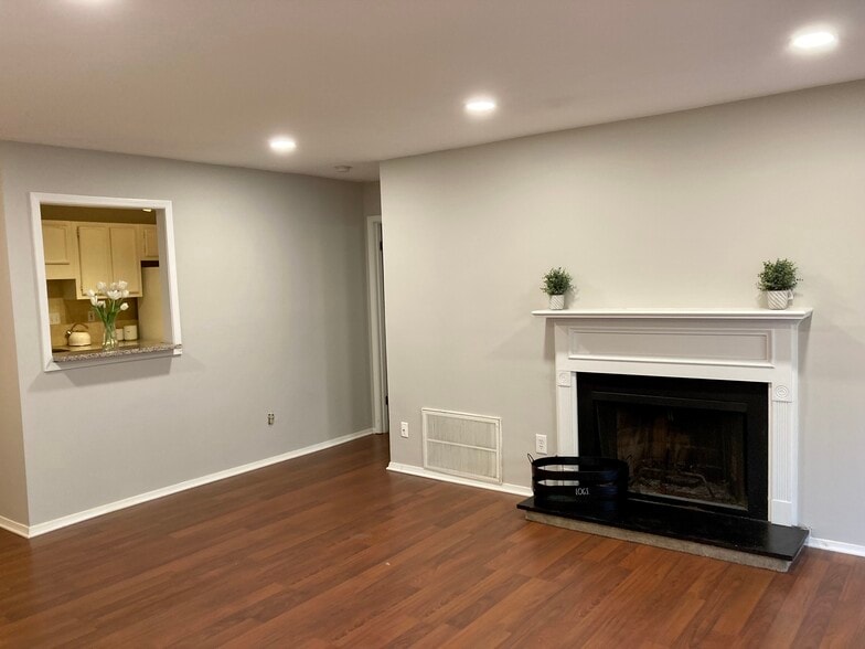 Living room with view to kitchen - 1405 Vicksburg Plz